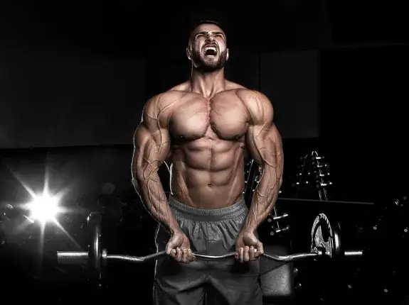 Hormon wzrostu przed czy po treningu – co przynosi lepsze efekty?