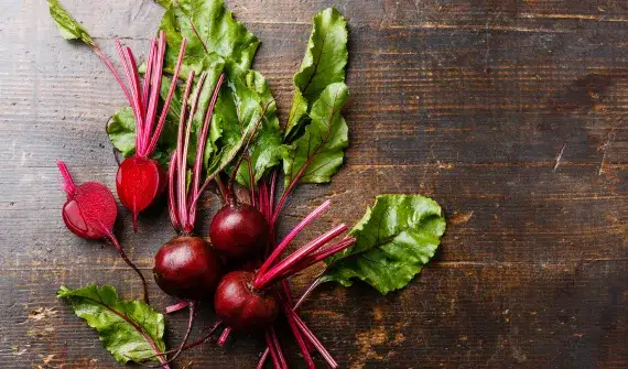 Sok z buraka na co pomaga – zdrowotne korzyści, które zaskoczą każdego