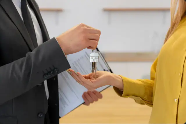 Sprzedaż mieszkania u notariusza: Kompletna lista dokumentów!