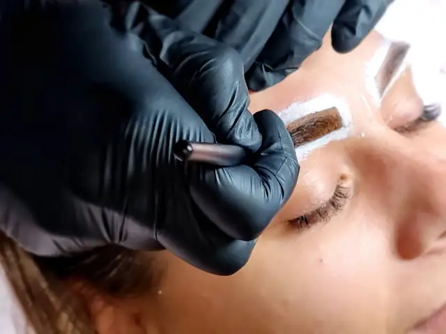 Czym się różni henna pudrowa od farbki? Kluczowe różnice i efekty