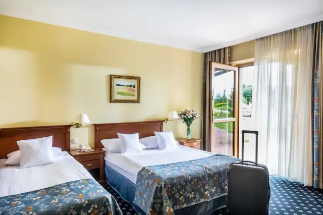 Hotel Ossa: 522 pokoje, SPA, konferencje. Co musisz wiedzieć?