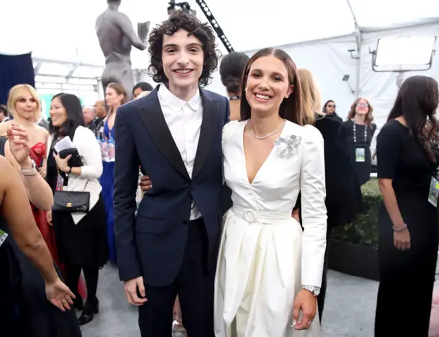 Finn Wolfhard i Millie Bobby Brown na gali. Czy Finn Wolfhard jest w związku? Para wygląda na szczęśliwą.