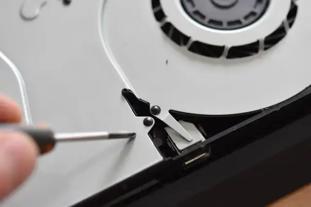 Wymiana pasty termoprzewodzącej w konsoli PS4 - krok po kroku