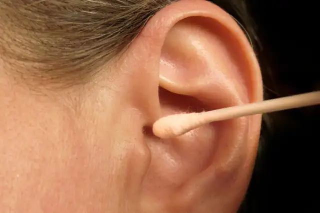 Patyczek higieniczny usuwa wydzielinę z ucha.