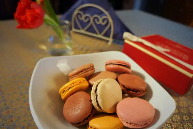 Tajemnica makaroników: Skąd pochodzą? Zaskakująca prawda!