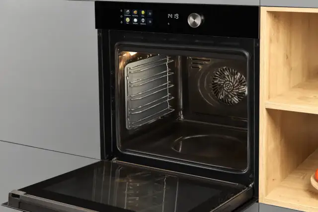 Nowoczesny piekarnik z funkcją czyszczenie piekarnika katalityczne. Wnętrze lśni czystością, gotowe do pieczenia.