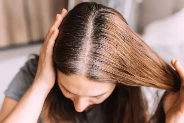 Co to są odrosty na włosach i jak je skutecznie ukryć?