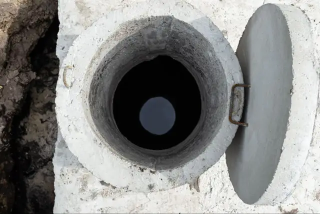 Otwarty betonowy krąg szamba, widok z góry. Rozważasz, jak uszczelnić szambo betonowe od środka?