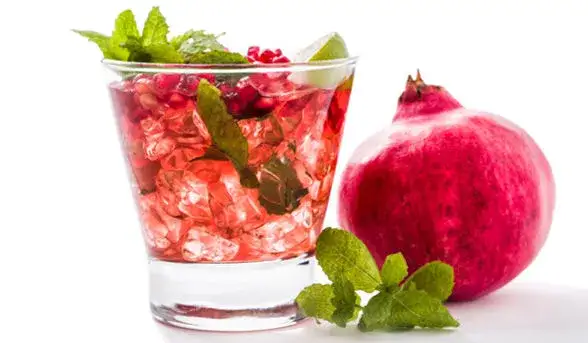 Drinki z granatem: Przepisy na domowe koktajle i mocktaile