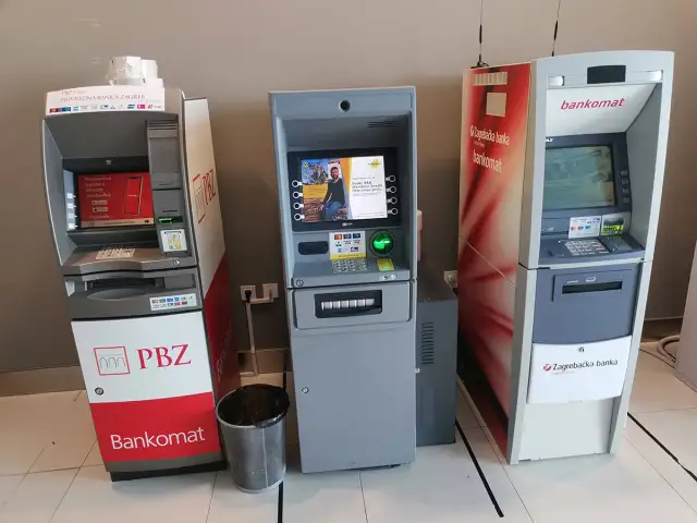 Trzy bankomaty w Chorwacji: PBZ, Zagrebačka banka. W Chorwacji obowiązuje euro, więc to właśnie ta waluta będzie wypłacana z bankomatów.