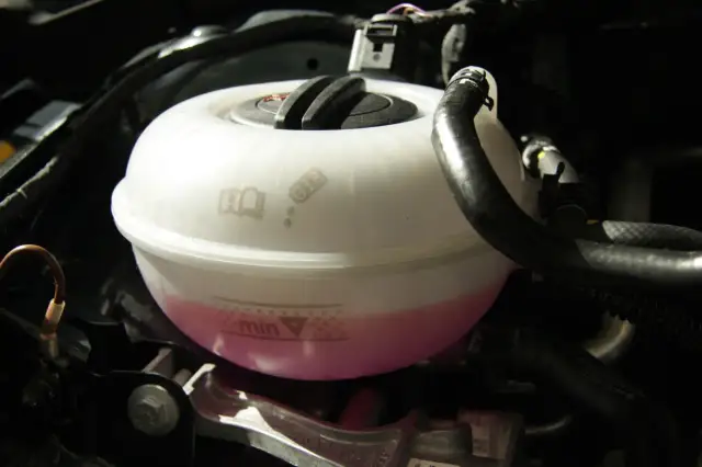 Czy można wlać wodę destylowaną do chłodnicy? Uważaj na ryzyko!