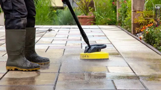 Ile kosztuje mycie kostki brukowej? Sprawdź ceny i ukryte koszty