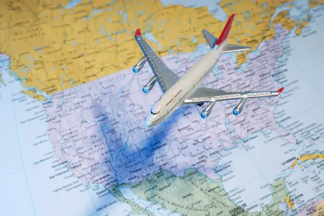 Model samolotu na mapie Stanów Zjednoczonych.