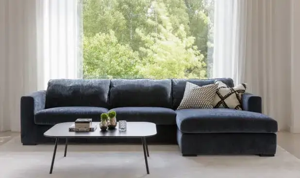 Poduszki do granatowej kanapy: Jak dobrać kolory i wzory?