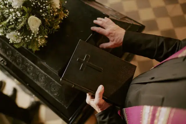 Ile kosztuje pogrzeb w kościele? Sprawdź, co wpływa na ceny