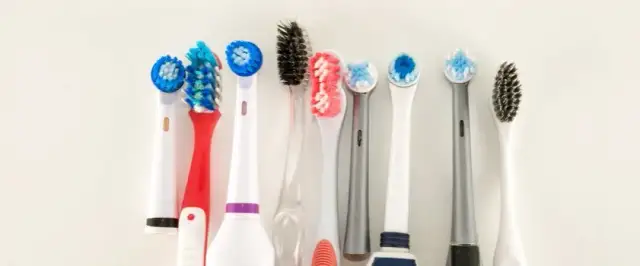 Szczoteczka soniczna: czy warto? Zalety, wady, przewodnik zakupowy.