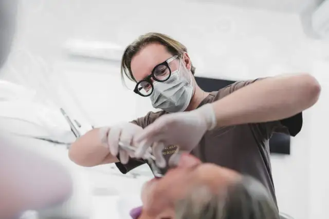 Chirurg szczękowo-twarzowy: Kiedy potrzebujesz specjalisty z podwójnym dyplomem?