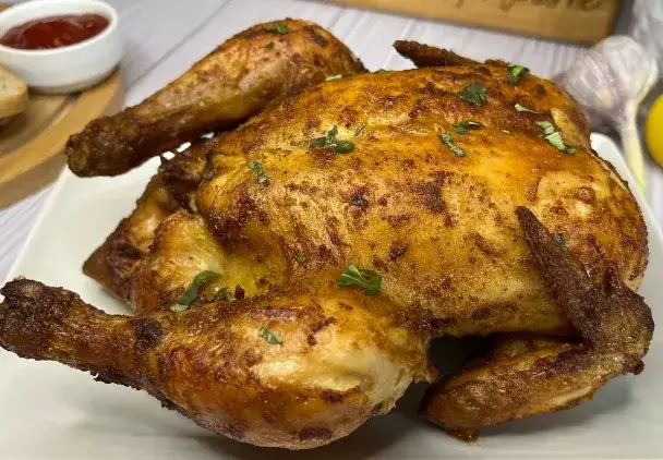 Jak zrobić całego kurczaka w piekarniku, by był soczysty i aromatyczny