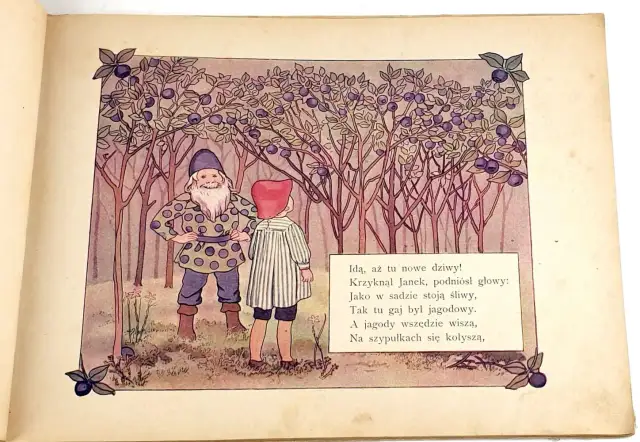 Krasnal i dziecko w sadzie pełnym śliw. Wiersz opowiada o jagodach wiszących na szypułkach.