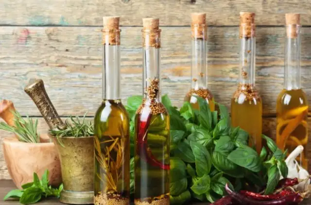 Jak zrobić oliwę czosnkową – prosty przepis na aromatyczny dodatek