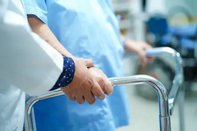 Kiedy kursy doszkalające dla opiekunów medycznych – nie przegap terminów!