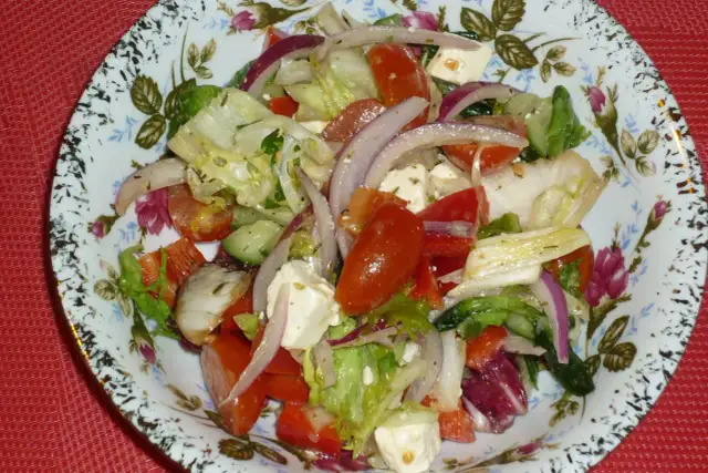 Jak zrobić sałatkę z mix sałat, by zaskoczyć gości smakiem