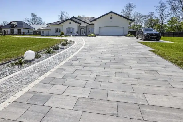 Ile kosztuje podjazd z kostki brukowej? Sprawdź, by nie przepłacić!