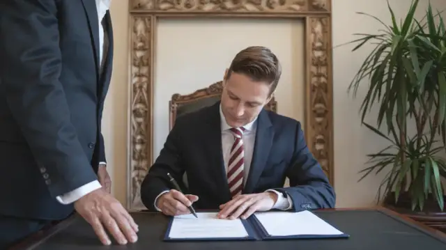 Czy notariusz jest prawnikiem? Poznaj jego rolę i kwalifikacje