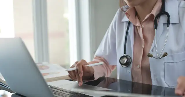 Czy brać L4 na weekend? Zrozum finansowe ryzyko i korzyści