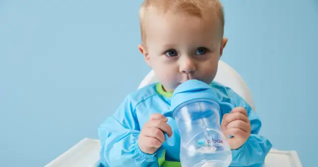 Jak odzwyczaić dziecko od picia mleka z butelki bez łez i stresu