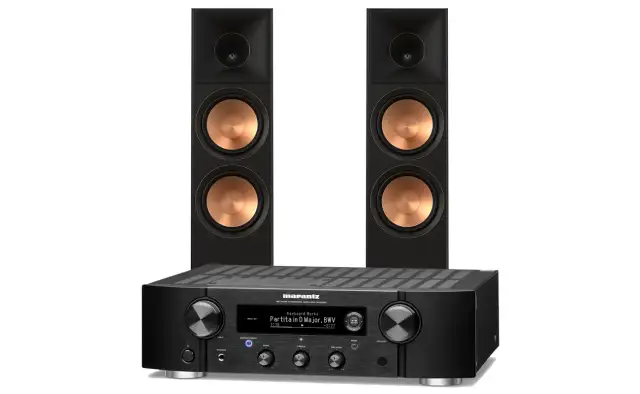 Marantz PM7000N z dwoma czarnymi kolumnami z miedzianymi membranami. Idealny zestaw do słuchania muzyki.