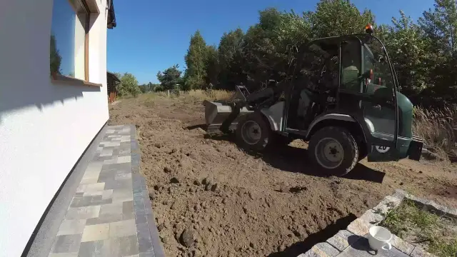 Koparko-ładowarka do 30 tys. zł: czy warto? Przewodnik eksperta