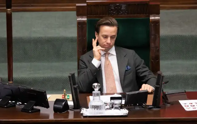 Czy Bosak ma dyplom Collegium Humanum? Oto zaskakujące fakty