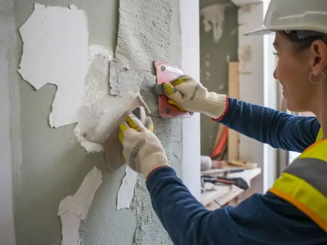 Jak skutecznie zerwać tynk mozaikowy bez uszkodzenia powierzchni – sprawdzone metody