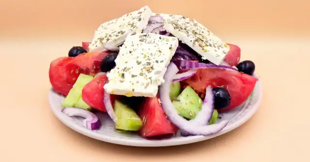 Sałatka grecka ile kcal - poznaj kaloryczność różnych wersji