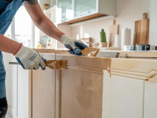 Jak odnowić szafki kuchenne z okleiny i zaoszczędzić na remoncie