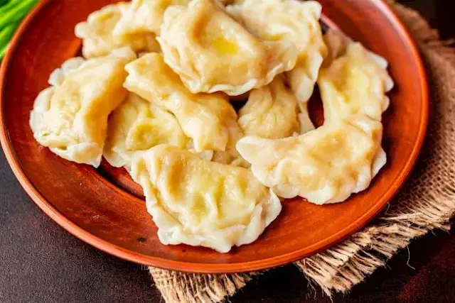 Ile kalorii ma pierogi? Zaskakujące wartości kaloryczne różnych rodzajów