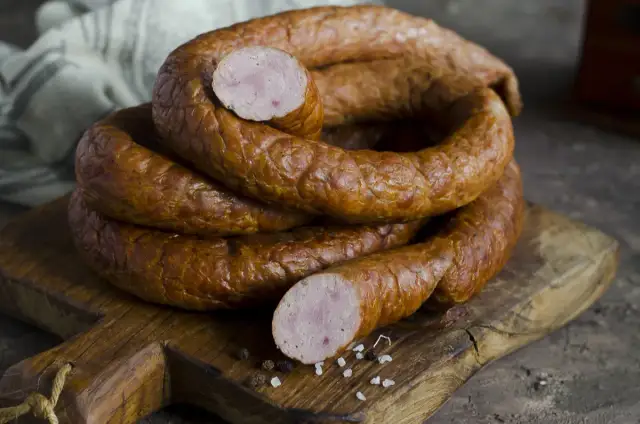 Kiełbasa z indyka: Twój prosty przepis na soczysty wyrób bez chemii