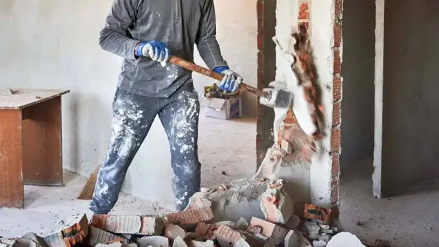 Ile kosztuje wyburzenie budynku gospodarczego? Sprawdź ukryte koszty