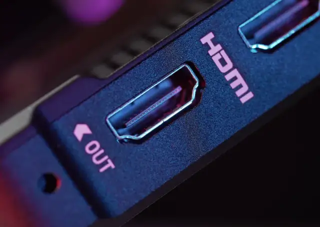 Zbliżenie na port HDMI z napisem "OUT". Może to być pomocne przy rozwiązywaniu problemu błąd HDCP Vectra.