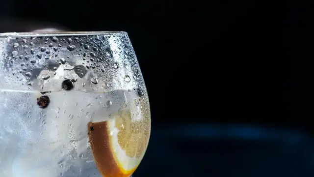 Niebieski gin: z czym pić? Spektakularne drinki i zmiana koloru