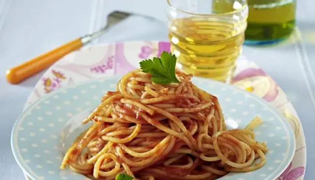 Prosty przepis na spaghetti pomodoro, który zachwyci Twoich gości