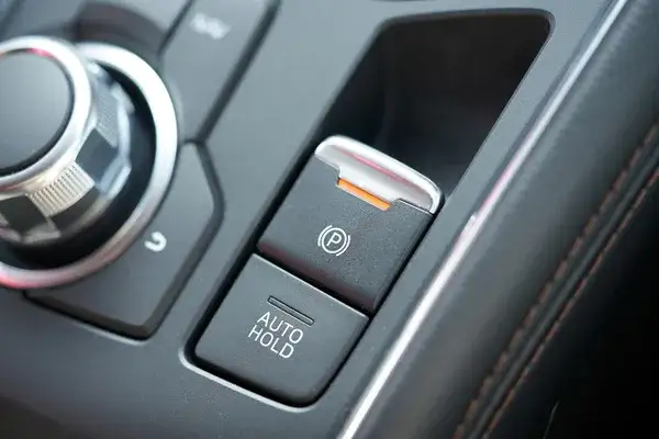 Elektryczny hamulec postojowy: Jak działa i jakie ma zalety w aucie?