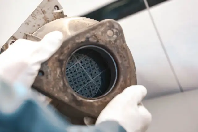 Uszkodzony DPF objawy: Jak rozpoznać problemy z filtrem cząstek stałych