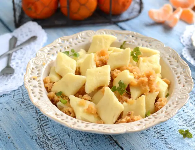 Kluski leniwe z czym podać? Odkryj najlepsze pomysły na dania