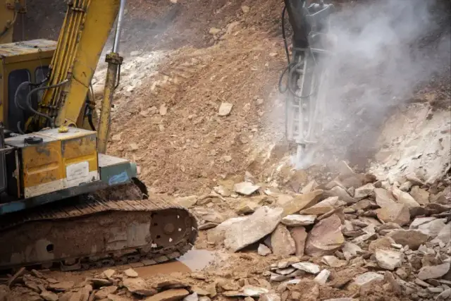 Ile kosztuje wyburzenie budynku gospodarczego? Poznaj ukryte wydatki