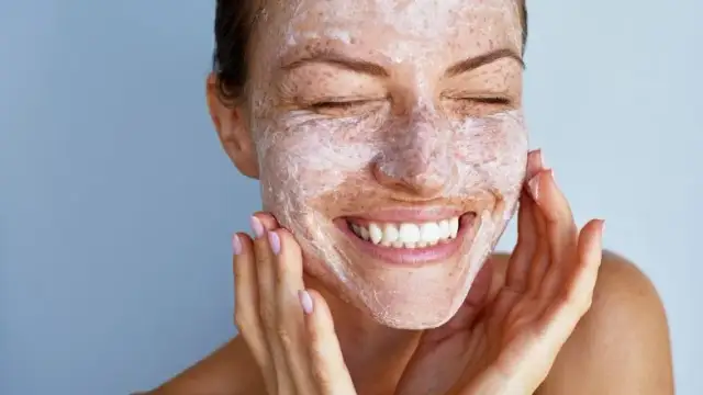 Peeling gommage co to? Odkryj jego korzyści i zastosowanie dla cery