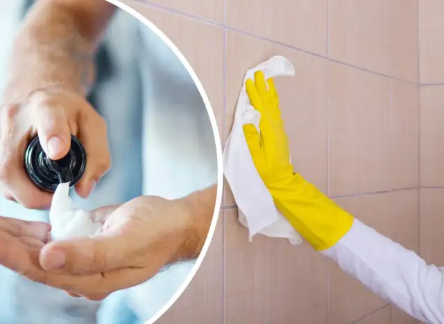 Dłoń w żółtej rękawiczce czyści kafelki ścienne białą ściereczką.