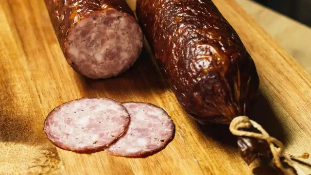 Kiełbasa tatrzańska: tradycyjny przepis, składniki i wartości odżywcze