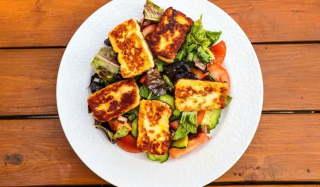 Czy ser halloumi jest zdrowy? Odkryj jego zalety i ryzyka zdrowotne